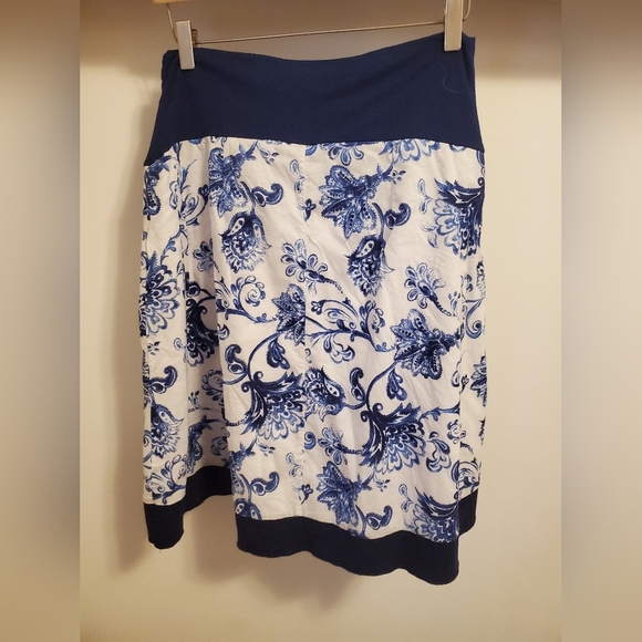 Thyme Maternity short floral skirt. Blue and white. Size L. - Picture 2 of 7
